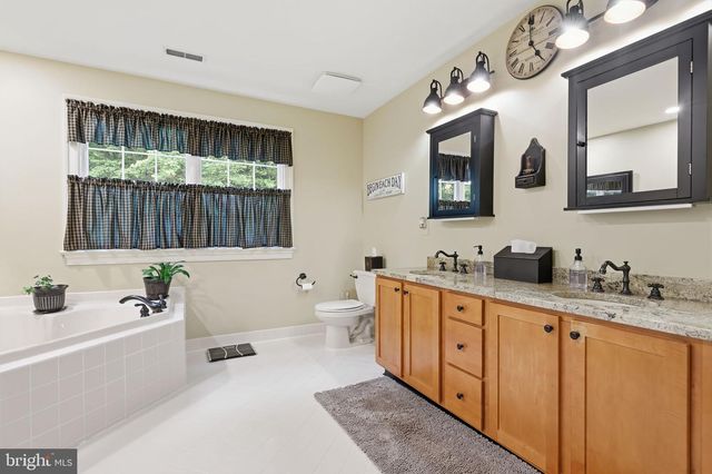 2 TIMOTHY DR, Newtown, PA 18940