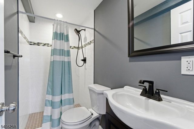 18 Byram Bay Rd, Hopatcong Boro, NJ 07843