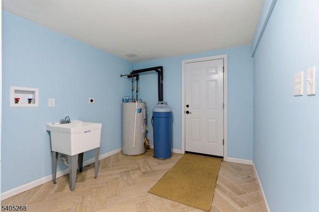 18 Byram Bay Rd, Hopatcong Boro, NJ 07843