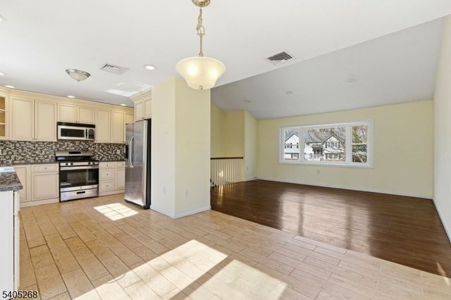 18 Byram Bay Rd, Hopatcong Boro, NJ 07843