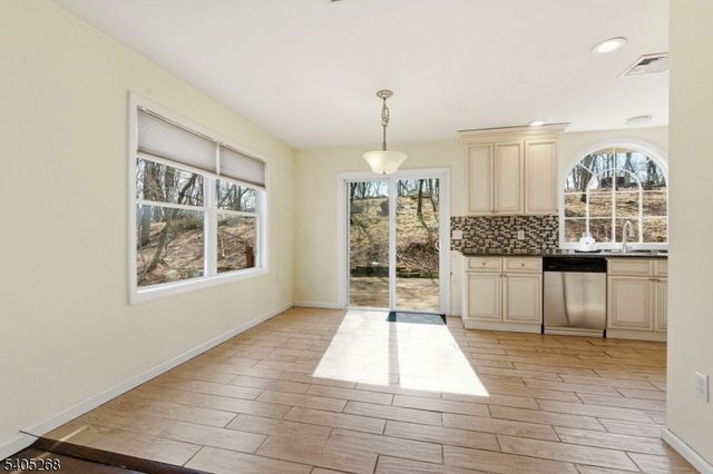 18 Byram Bay Rd, Hopatcong Boro, NJ 07843