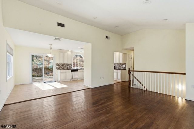 18 Byram Bay Rd, Hopatcong Boro, NJ 07843