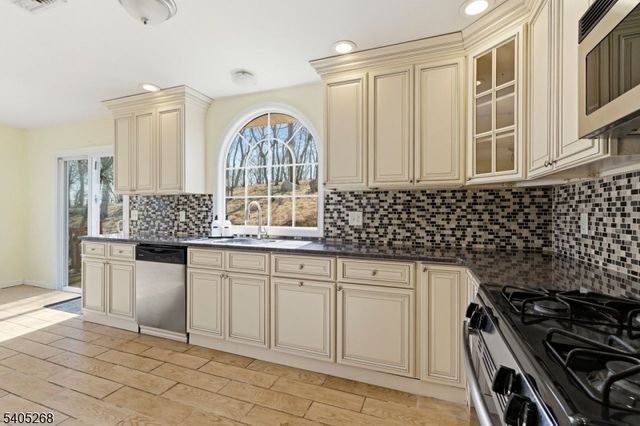 18 Byram Bay Rd, Hopatcong Boro, NJ 07843