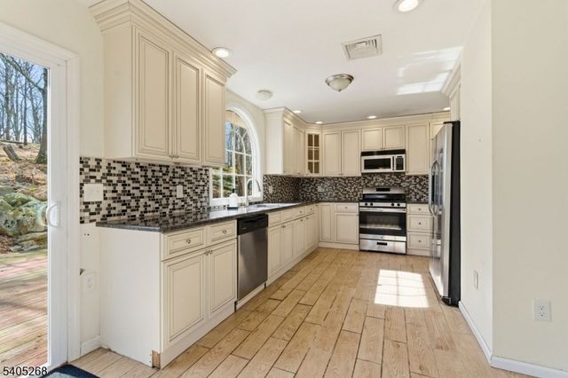 18 Byram Bay Rd, Hopatcong Boro, NJ 07843