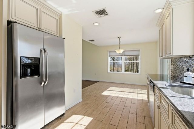 18 Byram Bay Rd, Hopatcong Boro, NJ 07843