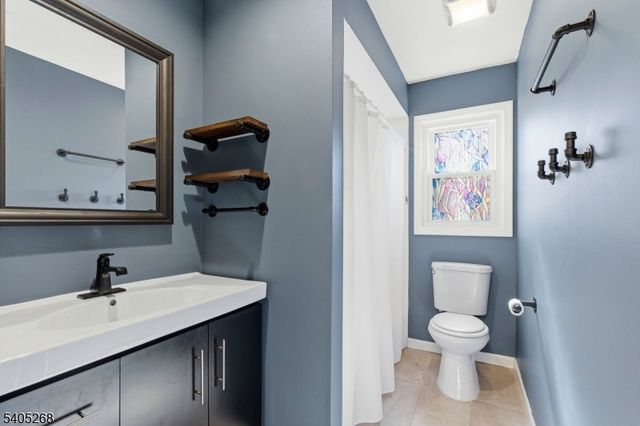 18 Byram Bay Rd, Hopatcong Boro, NJ 07843