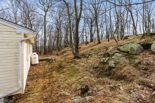 18 Byram Bay Rd, Hopatcong Boro, NJ 07843