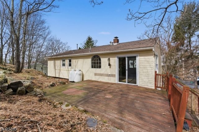 18 Byram Bay Rd, Hopatcong Boro, NJ 07843