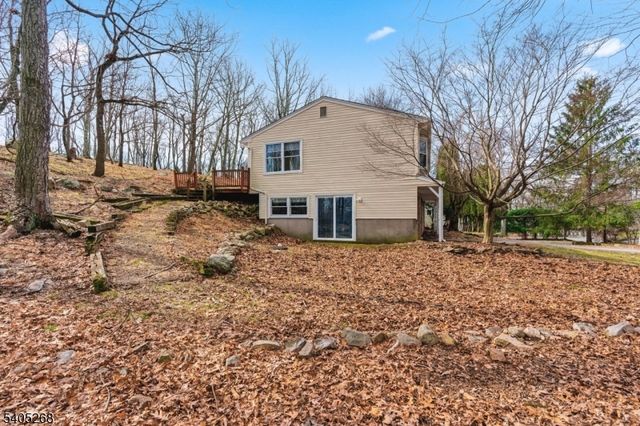 18 Byram Bay Rd, Hopatcong Boro, NJ 07843
