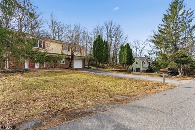 18 Byram Bay Rd, Hopatcong Boro, NJ 07843
