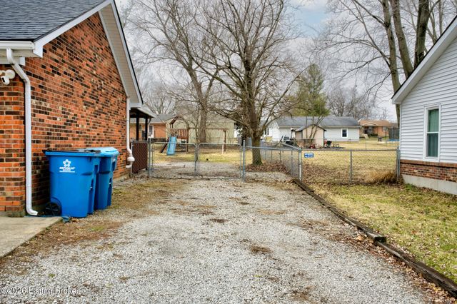 6513 Dunnlea Dr, Pewee Valley, KY 40056