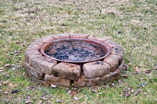 6513 Dunnlea Dr, Pewee Valley, KY 40056