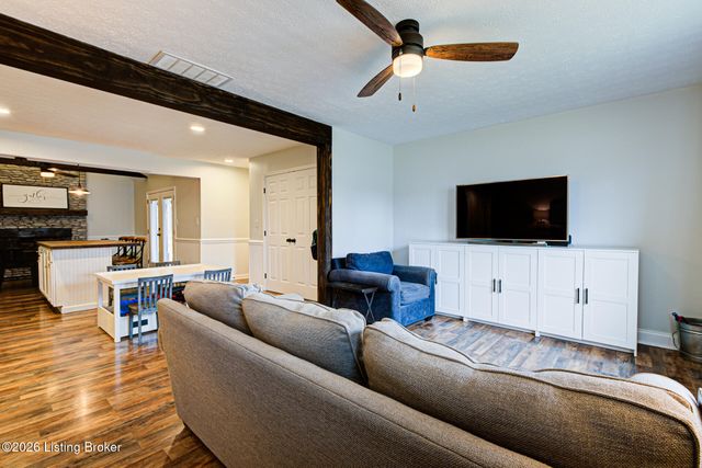 6513 Dunnlea Dr, Pewee Valley, KY 40056