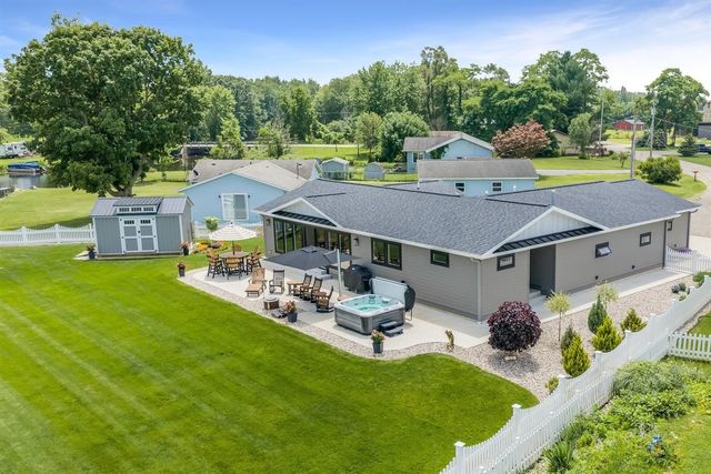 52181 Rivolake Road, Three Rivers, MI 49093