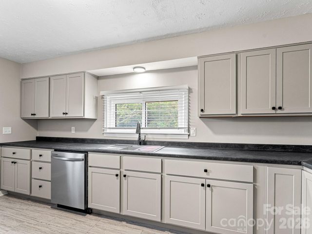 12 Baker Road, Asheville, NC 28806