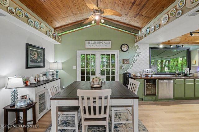 9204 Live Oak Avenue, Ocean Springs, MS 39564