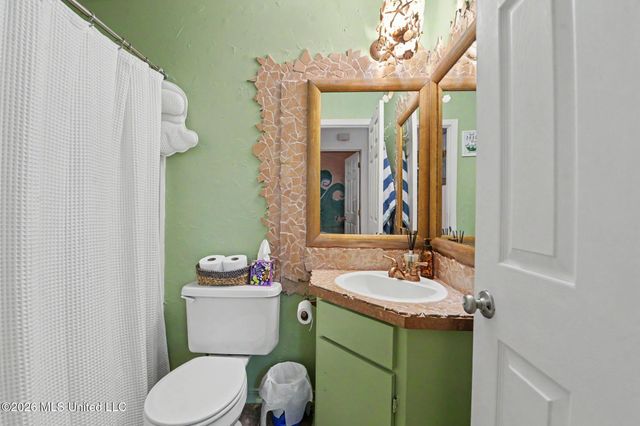 9204 Live Oak Avenue, Ocean Springs, MS 39564