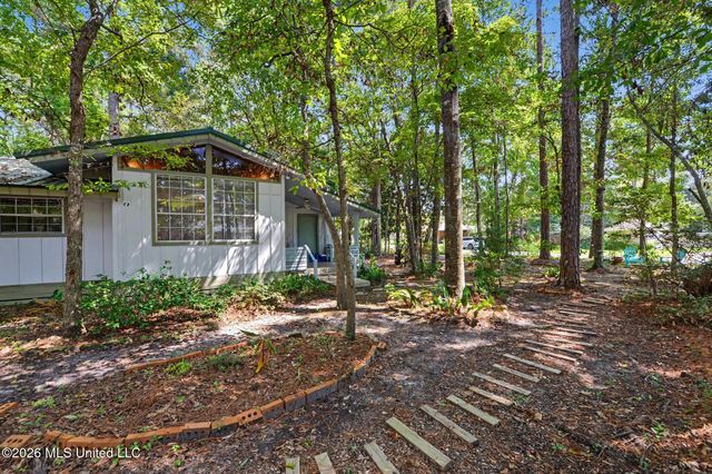 9204 Live Oak Avenue, Ocean Springs, MS 39564