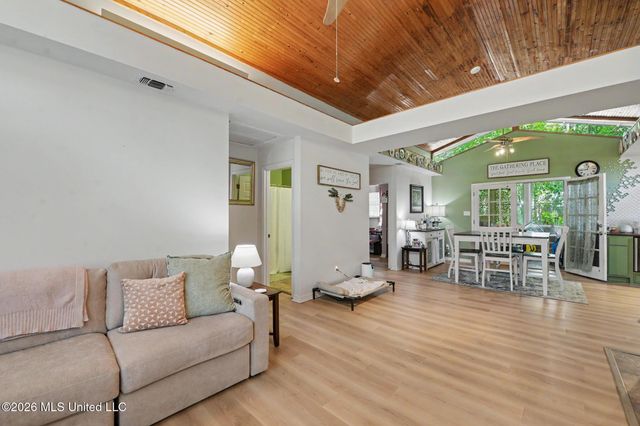 9204 Live Oak Avenue, Ocean Springs, MS 39564