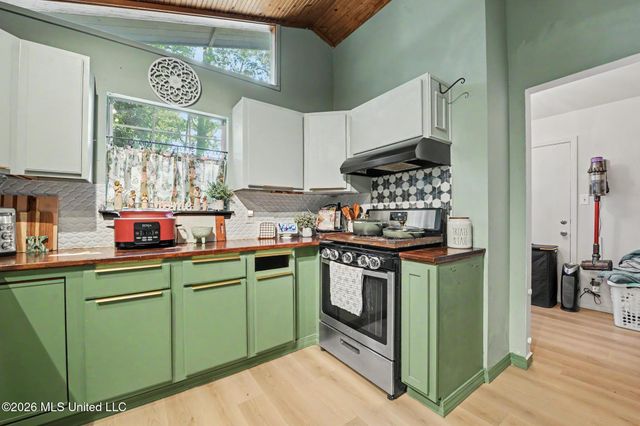 9204 Live Oak Avenue, Ocean Springs, MS 39564