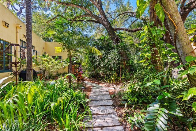 825 Alamanda Street, Boca Raton, FL 33486