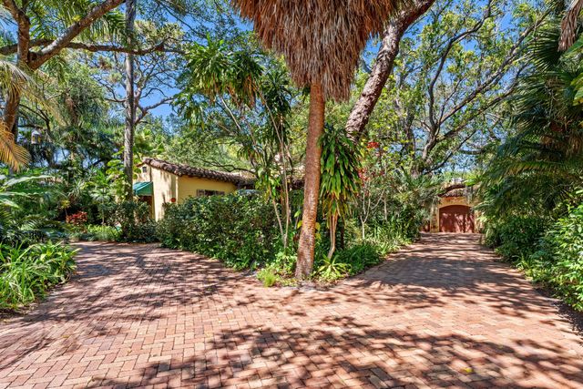 825 Alamanda Street, Boca Raton, FL 33486