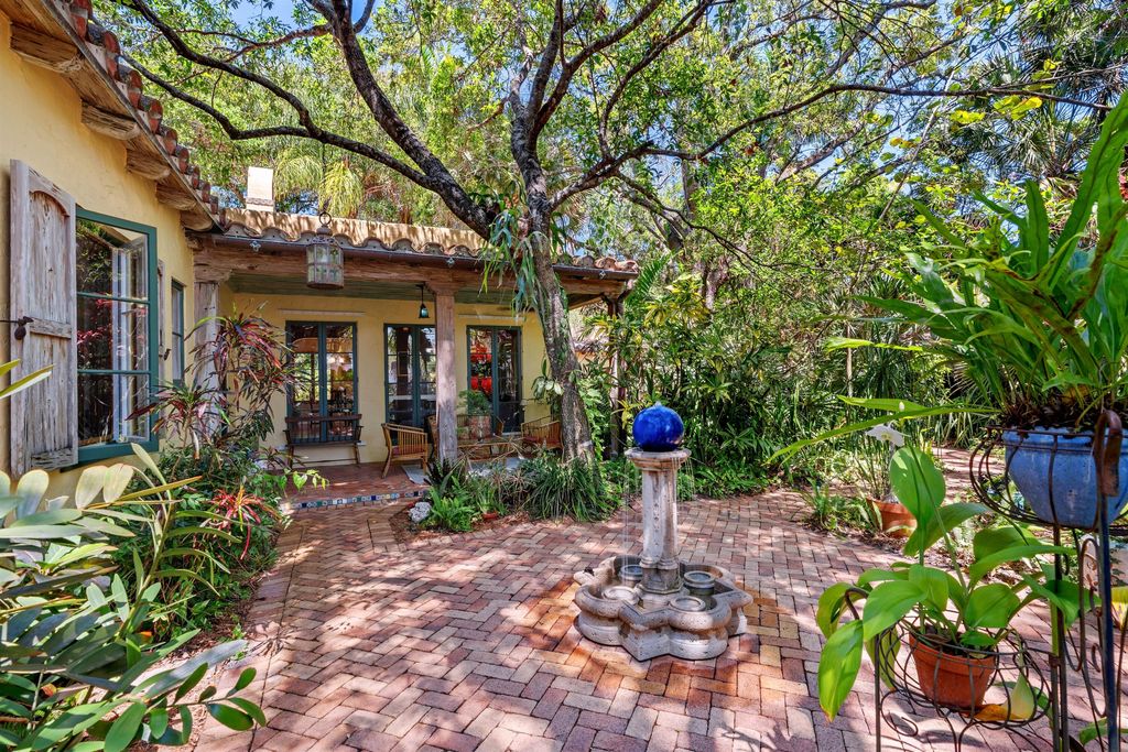 825 Alamanda Street, Boca Raton, FL 33486