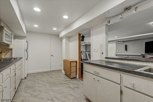 7 Chadwick Rd, Livingston Twp., NJ 07039