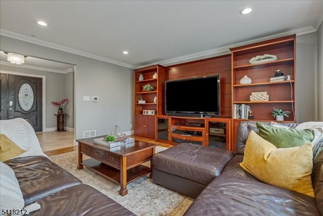 7 Chadwick Rd, Livingston Twp., NJ 07039