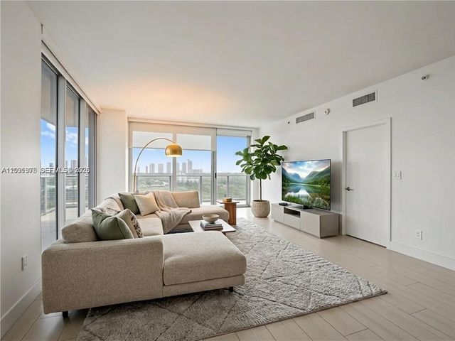 16385 Biscayne Blvd 1615, North Miami Beach, FL 33160