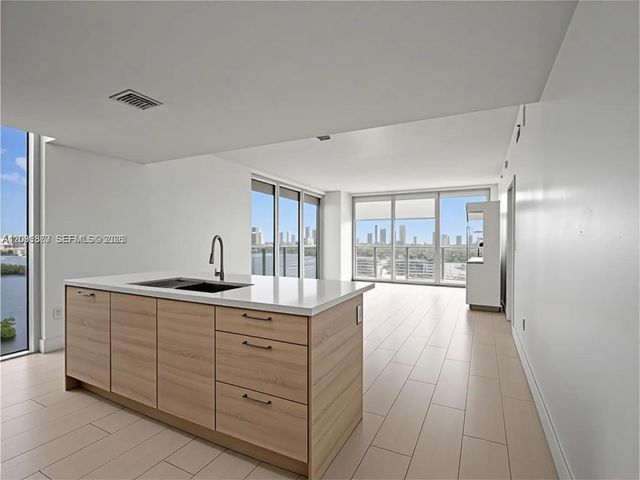16385 Biscayne Blvd 1615, North Miami Beach, FL 33160