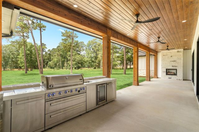 18284 Woodstream Crossing Road, Montgomery, TX 77316