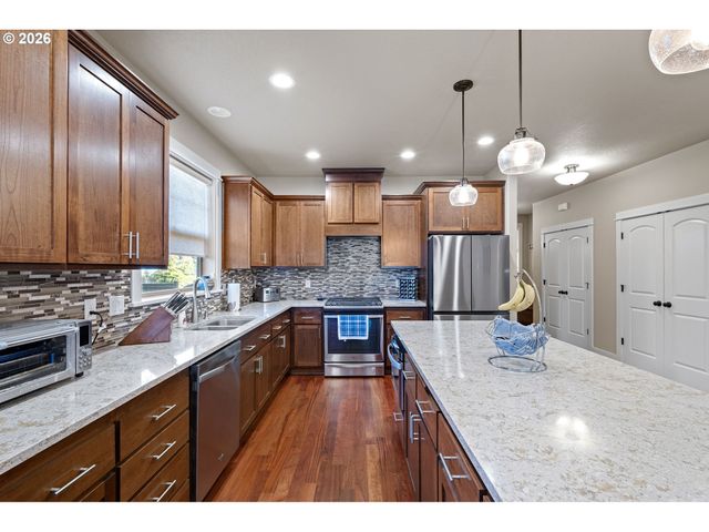 936 LEONARDS Way, Eugene, OR 97404