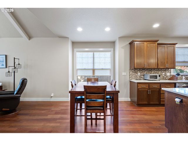 936 LEONARDS Way, Eugene, OR 97404