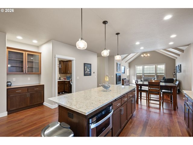 936 LEONARDS Way, Eugene, OR 97404