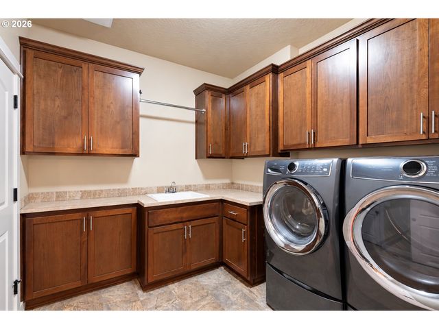 936 LEONARDS Way, Eugene, OR 97404