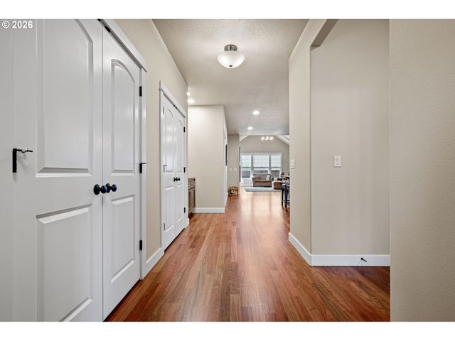 936 LEONARDS Way, Eugene, OR 97404