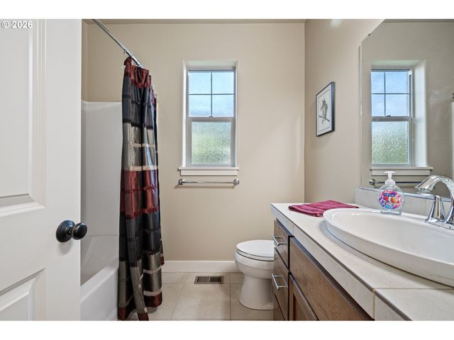 936 LEONARDS Way, Eugene, OR 97404