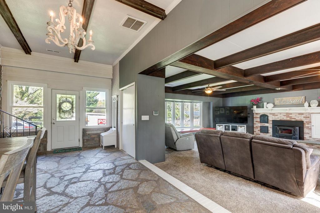 Image 19 of property listing at 11501 CEDAR LN, Kingsville, MD 21087