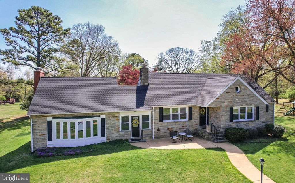 Image 2 of property listing at 11501 CEDAR LN, Kingsville, MD 21087