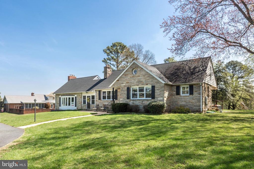 Image 3 of property listing at 11501 CEDAR LN, Kingsville, MD 21087