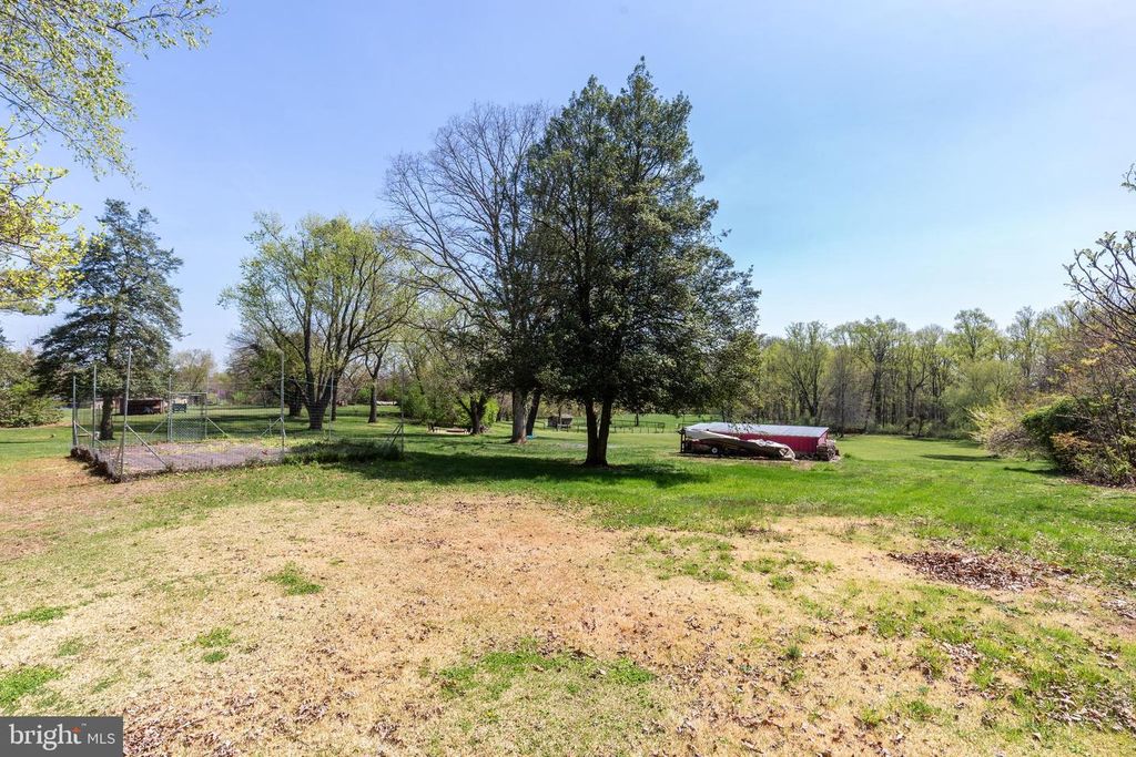 Image 51 of property listing at 11501 CEDAR LN, Kingsville, MD 21087