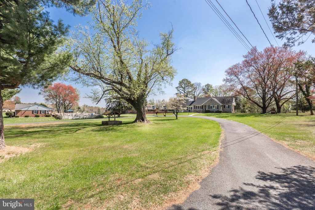 Image 6 of property listing at 11501 CEDAR LN, Kingsville, MD 21087