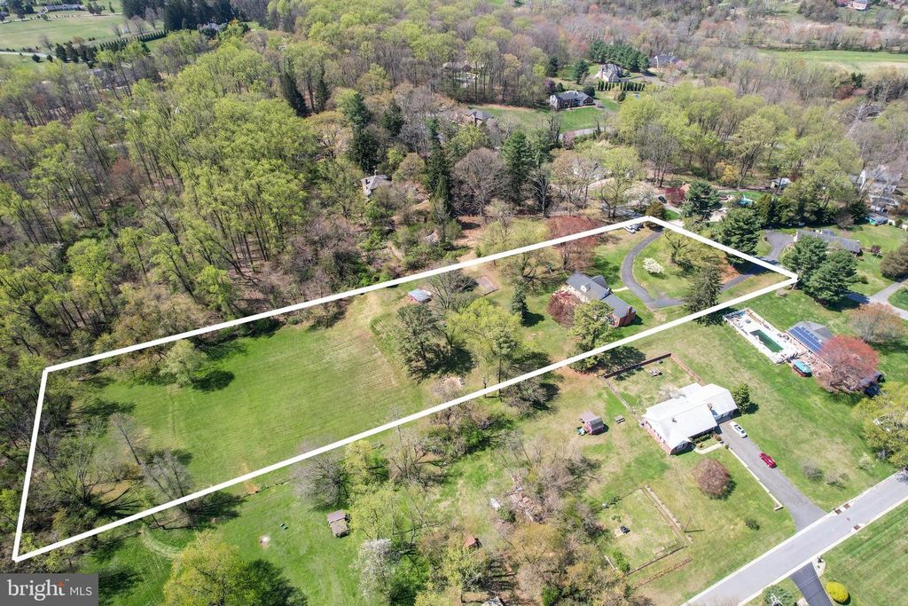 Image 9 of property listing at 11501 CEDAR LN, Kingsville, MD 21087