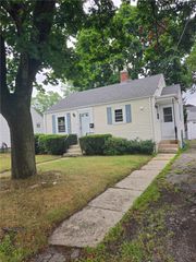 15 Maplecrest Drive, Pawtucket, RI 02861