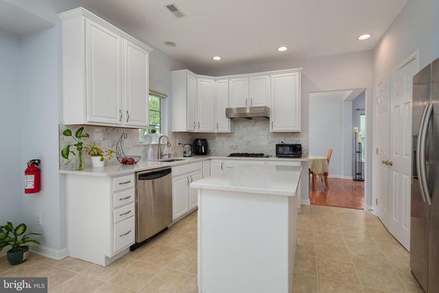 2 PICKERING CIR, Princeton, NJ 08540