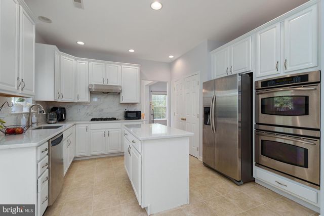 2 PICKERING CIR, Princeton, NJ 08540