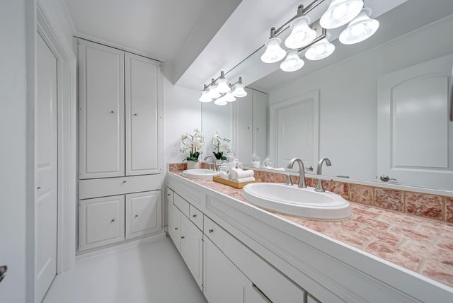 516 S Post Oak Lane 18, Houston, TX 77056