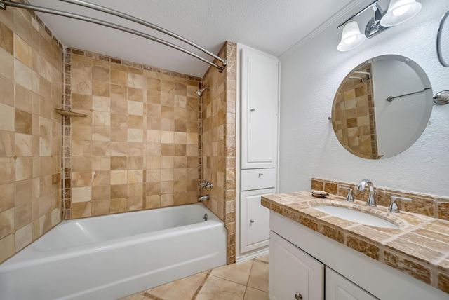 516 S Post Oak Lane 18, Houston, TX 77056