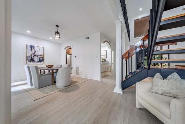 516 S Post Oak Lane 18, Houston, TX 77056